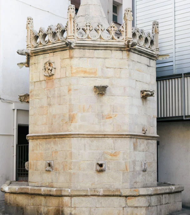 Gotischer Brunnen